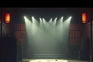 横版海报：《雨巷侦探社》青石板巷里的黑色雨伞